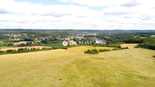Ferme et château médiéval à restaurer. Superbe propriété foncière de 47 hectares dominant la vallée et la rivière Dordogne., LALINDE