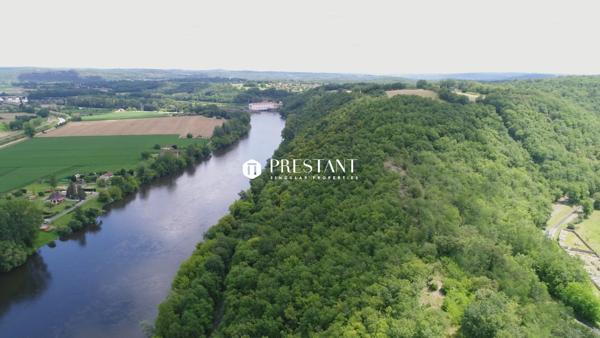 Ferme et château médiéval à restaurer. Superbe propriété foncière de 47 hectares dominant la vallée et la rivière Dordogne., LALINDE