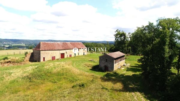 Ferme et château médiéval à restaurer. Superbe propriété foncière de 47 hectares dominant la vallée et la rivière Dordogne., LALINDE