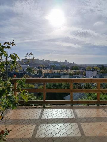 Idéal premier achat ou investissement – Maison avec terrasse

Située à quelques minutes du centre-ville, transports en commun, écoles, et commerces. Cette maison de 36m² offre une opportunité d'acquérir un bien dans un environnement calme et recherché avec un extérieur. 

Le rez-de-chaussée est composé d'une pièce de vie exposée EST donnant directement accès à la terrasse, d'une cuisine partiellement équipée, d'une salle de bain, WC séparé.

A l'étage, une chambre confortable complétée d'une mezzanine pour plus d'espaces de rangements selon vos besoins.

A l'extérieur, un agréable jardin clos de 81 m²doté de sa terrasse parfait pour vos moments de détente.

Lumineuse, elle constitue une toile vierge pour ceux qui souhaitent y apposer leur empreinte.

Idéale pour un premier achat, un pied-à-terre ou un investissement locatif, cette maison séduira les amateurs de charme et d’authenticité grâce à son cadre préservé et son beau potentiel.
Cette emplacement privilégié dispose d'une magnifique vue à l'abri des regards, parfaite pour les matinées ensoleillées ou les soirées entre amis. 

Contactez-moi vite pour organiser une visite et découvrir toutes les possibilités qu'offre ce bien.