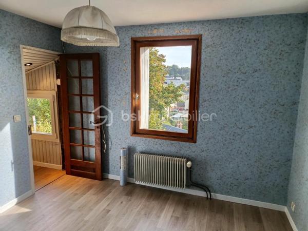 Idéal premier achat ou investissement – Maison avec terrasse

Située à quelques minutes du centre-ville, transports en commun, écoles, et commerces. Cette maison de 36m² offre une opportunité d'acquérir un bien dans un environnement calme et recherché avec un extérieur. 

Le rez-de-chaussée est composé d'une pièce de vie exposée EST donnant directement accès à la terrasse, d'une cuisine partiellement équipée, d'une salle de bain, WC séparé.

A l'étage, une chambre confortable complétée d'une mezzanine pour plus d'espaces de rangements selon vos besoins.

A l'extérieur, un agréable jardin clos de 81 m²doté de sa terrasse parfait pour vos moments de détente.

Lumineuse, elle constitue une toile vierge pour ceux qui souhaitent y apposer leur empreinte.

Idéale pour un premier achat, un pied-à-terre ou un investissement locatif, cette maison séduira les amateurs de charme et d’authenticité grâce à son cadre préservé et son beau potentiel.
Cette emplacement privilégié dispose d'une magnifique vue à l'abri des regards, parfaite pour les matinées ensoleillées ou les soirées entre amis. 

Contactez-moi vite pour organiser une visite et découvrir toutes les possibilités qu'offre ce bien.
