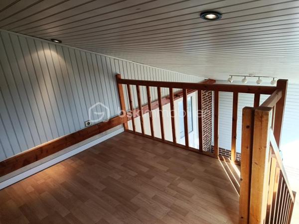 Idéal premier achat ou investissement – Maison avec terrasse

Située à quelques minutes du centre-ville, transports en commun, écoles, et commerces. Cette maison de 36m² offre une opportunité d'acquérir un bien dans un environnement calme et recherché avec un extérieur. 

Le rez-de-chaussée est composé d'une pièce de vie exposée EST donnant directement accès à la terrasse, d'une cuisine partiellement équipée, d'une salle de bain, WC séparé.

A l'étage, une chambre confortable complétée d'une mezzanine pour plus d'espaces de rangements selon vos besoins.

A l'extérieur, un agréable jardin clos de 81 m²doté de sa terrasse parfait pour vos moments de détente.

Lumineuse, elle constitue une toile vierge pour ceux qui souhaitent y apposer leur empreinte.

Idéale pour un premier achat, un pied-à-terre ou un investissement locatif, cette maison séduira les amateurs de charme et d’authenticité grâce à son cadre préservé et son beau potentiel.
Cette emplacement privilégié dispose d'une magnifique vue à l'abri des regards, parfaite pour les matinées ensoleillées ou les soirées entre amis. 

Contactez-moi vite pour organiser une visite et découvrir toutes les possibilités qu'offre ce bien.