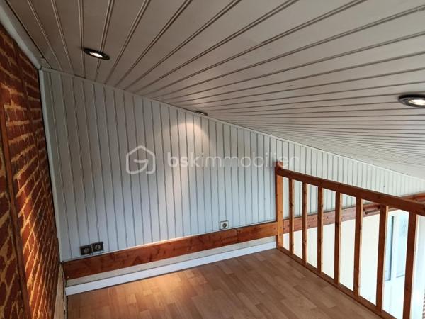 Idéal premier achat ou investissement – Maison avec terrasse

Située à quelques minutes du centre-ville, transports en commun, écoles, et commerces. Cette maison de 36m² offre une opportunité d'acquérir un bien dans un environnement calme et recherché avec un extérieur. 

Le rez-de-chaussée est composé d'une pièce de vie exposée EST donnant directement accès à la terrasse, d'une cuisine partiellement équipée, d'une salle de bain, WC séparé.

A l'étage, une chambre confortable complétée d'une mezzanine pour plus d'espaces de rangements selon vos besoins.

A l'extérieur, un agréable jardin clos de 81 m²doté de sa terrasse parfait pour vos moments de détente.

Lumineuse, elle constitue une toile vierge pour ceux qui souhaitent y apposer leur empreinte.

Idéale pour un premier achat, un pied-à-terre ou un investissement locatif, cette maison séduira les amateurs de charme et d’authenticité grâce à son cadre préservé et son beau potentiel.
Cette emplacement privilégié dispose d'une magnifique vue à l'abri des regards, parfaite pour les matinées ensoleillées ou les soirées entre amis. 

Contactez-moi vite pour organiser une visite et découvrir toutes les possibilités qu'offre ce bien.