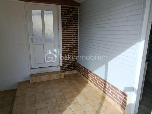 Idéal premier achat ou investissement – Maison avec terrasse

Située à quelques minutes du centre-ville, transports en commun, écoles, et commerces. Cette maison de 36m² offre une opportunité d'acquérir un bien dans un environnement calme et recherché avec un extérieur. 

Le rez-de-chaussée est composé d'une pièce de vie exposée EST donnant directement accès à la terrasse, d'une cuisine partiellement équipée, d'une salle de bain, WC séparé.

A l'étage, une chambre confortable complétée d'une mezzanine pour plus d'espaces de rangements selon vos besoins.

A l'extérieur, un agréable jardin clos de 81 m²doté de sa terrasse parfait pour vos moments de détente.

Lumineuse, elle constitue une toile vierge pour ceux qui souhaitent y apposer leur empreinte.

Idéale pour un premier achat, un pied-à-terre ou un investissement locatif, cette maison séduira les amateurs de charme et d’authenticité grâce à son cadre préservé et son beau potentiel.
Cette emplacement privilégié dispose d'une magnifique vue à l'abri des regards, parfaite pour les matinées ensoleillées ou les soirées entre amis. 

Contactez-moi vite pour organiser une visite et découvrir toutes les possibilités qu'offre ce bien.