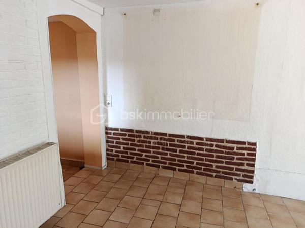 Idéal premier achat ou investissement – Maison avec terrasse

Située à quelques minutes du centre-ville, transports en commun, écoles, et commerces. Cette maison de 36m² offre une opportunité d'acquérir un bien dans un environnement calme et recherché avec un extérieur. 

Le rez-de-chaussée est composé d'une pièce de vie exposée EST donnant directement accès à la terrasse, d'une cuisine partiellement équipée, d'une salle de bain, WC séparé.

A l'étage, une chambre confortable complétée d'une mezzanine pour plus d'espaces de rangements selon vos besoins.

A l'extérieur, un agréable jardin clos de 81 m²doté de sa terrasse parfait pour vos moments de détente.

Lumineuse, elle constitue une toile vierge pour ceux qui souhaitent y apposer leur empreinte.

Idéale pour un premier achat, un pied-à-terre ou un investissement locatif, cette maison séduira les amateurs de charme et d’authenticité grâce à son cadre préservé et son beau potentiel.
Cette emplacement privilégié dispose d'une magnifique vue à l'abri des regards, parfaite pour les matinées ensoleillées ou les soirées entre amis. 

Contactez-moi vite pour organiser une visite et découvrir toutes les possibilités qu'offre ce bien.