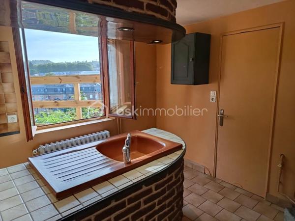 Idéal premier achat ou investissement – Maison avec terrasse

Située à quelques minutes du centre-ville, transports en commun, écoles, et commerces. Cette maison de 36m² offre une opportunité d'acquérir un bien dans un environnement calme et recherché avec un extérieur. 

Le rez-de-chaussée est composé d'une pièce de vie exposée EST donnant directement accès à la terrasse, d'une cuisine partiellement équipée, d'une salle de bain, WC séparé.

A l'étage, une chambre confortable complétée d'une mezzanine pour plus d'espaces de rangements selon vos besoins.

A l'extérieur, un agréable jardin clos de 81 m²doté de sa terrasse parfait pour vos moments de détente.

Lumineuse, elle constitue une toile vierge pour ceux qui souhaitent y apposer leur empreinte.

Idéale pour un premier achat, un pied-à-terre ou un investissement locatif, cette maison séduira les amateurs de charme et d’authenticité grâce à son cadre préservé et son beau potentiel.
Cette emplacement privilégié dispose d'une magnifique vue à l'abri des regards, parfaite pour les matinées ensoleillées ou les soirées entre amis. 

Contactez-moi vite pour organiser une visite et découvrir toutes les possibilités qu'offre ce bien.