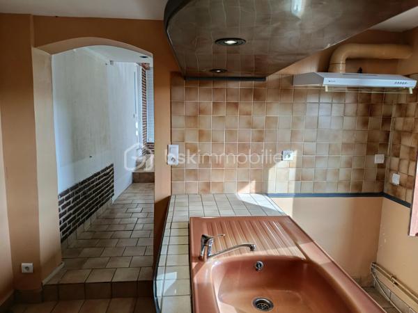 Idéal premier achat ou investissement – Maison avec terrasse

Située à quelques minutes du centre-ville, transports en commun, écoles, et commerces. Cette maison de 36m² offre une opportunité d'acquérir un bien dans un environnement calme et recherché avec un extérieur. 

Le rez-de-chaussée est composé d'une pièce de vie exposée EST donnant directement accès à la terrasse, d'une cuisine partiellement équipée, d'une salle de bain, WC séparé.

A l'étage, une chambre confortable complétée d'une mezzanine pour plus d'espaces de rangements selon vos besoins.

A l'extérieur, un agréable jardin clos de 81 m²doté de sa terrasse parfait pour vos moments de détente.

Lumineuse, elle constitue une toile vierge pour ceux qui souhaitent y apposer leur empreinte.

Idéale pour un premier achat, un pied-à-terre ou un investissement locatif, cette maison séduira les amateurs de charme et d’authenticité grâce à son cadre préservé et son beau potentiel.
Cette emplacement privilégié dispose d'une magnifique vue à l'abri des regards, parfaite pour les matinées ensoleillées ou les soirées entre amis. 

Contactez-moi vite pour organiser une visite et découvrir toutes les possibilités qu'offre ce bien.