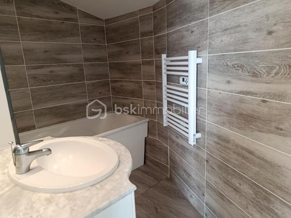 Idéal premier achat ou investissement – Maison avec terrasse

Située à quelques minutes du centre-ville, transports en commun, écoles, et commerces. Cette maison de 36m² offre une opportunité d'acquérir un bien dans un environnement calme et recherché avec un extérieur. 

Le rez-de-chaussée est composé d'une pièce de vie exposée EST donnant directement accès à la terrasse, d'une cuisine partiellement équipée, d'une salle de bain, WC séparé.

A l'étage, une chambre confortable complétée d'une mezzanine pour plus d'espaces de rangements selon vos besoins.

A l'extérieur, un agréable jardin clos de 81 m²doté de sa terrasse parfait pour vos moments de détente.

Lumineuse, elle constitue une toile vierge pour ceux qui souhaitent y apposer leur empreinte.

Idéale pour un premier achat, un pied-à-terre ou un investissement locatif, cette maison séduira les amateurs de charme et d’authenticité grâce à son cadre préservé et son beau potentiel.
Cette emplacement privilégié dispose d'une magnifique vue à l'abri des regards, parfaite pour les matinées ensoleillées ou les soirées entre amis. 

Contactez-moi vite pour organiser une visite et découvrir toutes les possibilités qu'offre ce bien.