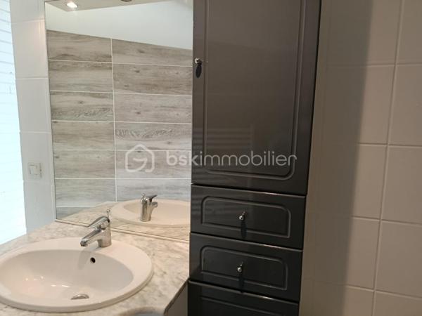 Idéal premier achat ou investissement – Maison avec terrasse

Située à quelques minutes du centre-ville, transports en commun, écoles, et commerces. Cette maison de 36m² offre une opportunité d'acquérir un bien dans un environnement calme et recherché avec un extérieur. 

Le rez-de-chaussée est composé d'une pièce de vie exposée EST donnant directement accès à la terrasse, d'une cuisine partiellement équipée, d'une salle de bain, WC séparé.

A l'étage, une chambre confortable complétée d'une mezzanine pour plus d'espaces de rangements selon vos besoins.

A l'extérieur, un agréable jardin clos de 81 m²doté de sa terrasse parfait pour vos moments de détente.

Lumineuse, elle constitue une toile vierge pour ceux qui souhaitent y apposer leur empreinte.

Idéale pour un premier achat, un pied-à-terre ou un investissement locatif, cette maison séduira les amateurs de charme et d’authenticité grâce à son cadre préservé et son beau potentiel.
Cette emplacement privilégié dispose d'une magnifique vue à l'abri des regards, parfaite pour les matinées ensoleillées ou les soirées entre amis. 

Contactez-moi vite pour organiser une visite et découvrir toutes les possibilités qu'offre ce bien.