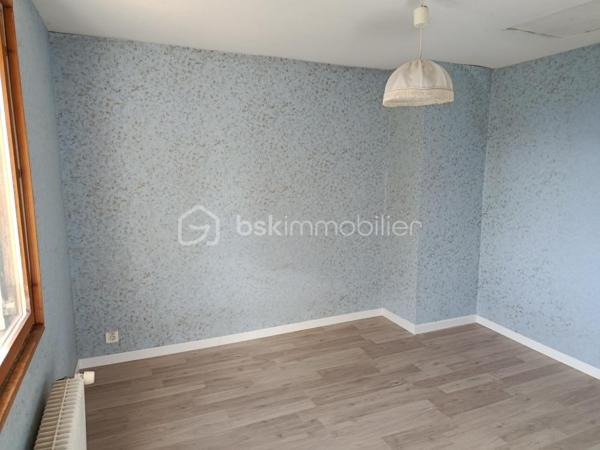 Idéal premier achat ou investissement – Maison avec terrasse

Située à quelques minutes du centre-ville, transports en commun, écoles, et commerces. Cette maison de 36m² offre une opportunité d'acquérir un bien dans un environnement calme et recherché avec un extérieur. 

Le rez-de-chaussée est composé d'une pièce de vie exposée EST donnant directement accès à la terrasse, d'une cuisine partiellement équipée, d'une salle de bain, WC séparé.

A l'étage, une chambre confortable complétée d'une mezzanine pour plus d'espaces de rangements selon vos besoins.

A l'extérieur, un agréable jardin clos de 81 m²doté de sa terrasse parfait pour vos moments de détente.

Lumineuse, elle constitue une toile vierge pour ceux qui souhaitent y apposer leur empreinte.

Idéale pour un premier achat, un pied-à-terre ou un investissement locatif, cette maison séduira les amateurs de charme et d’authenticité grâce à son cadre préservé et son beau potentiel.
Cette emplacement privilégié dispose d'une magnifique vue à l'abri des regards, parfaite pour les matinées ensoleillées ou les soirées entre amis. 

Contactez-moi vite pour organiser une visite et découvrir toutes les possibilités qu'offre ce bien.