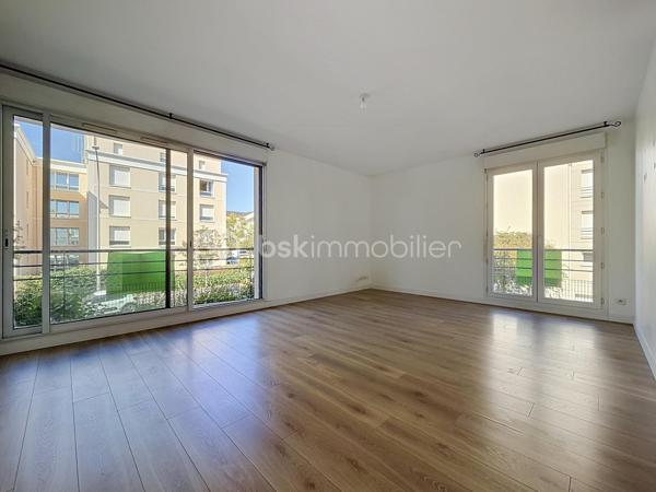 Nous vous proposons ce magnifique appartement de 3 pièces situé dans une résidence sécurisée de 1996 avec ascenseur qui se compose d'une entrée, d'un séjour double lumineux avec deux balcons, une cuisine équipée avec son cellier, deux belles chambres, une salle de bains et un WC. L'appartement dispose d'une place de parking en sous-sol et d'une cave. L'appartement est idéalement situé avec les écoles, les commerces et les transports à proximité mais également le parc de la colline aux oiseaux à 5 minutes à pieds. Le plus de cet appartement la futur ligne de tramway à 5 minutes également. Pas de travaux à prévoir pour cet appartement une visite s'impose.