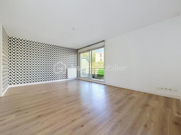 Nous vous proposons ce magnifique appartement de 3 pièces situé dans une résidence sécurisée de 1996 avec ascenseur qui se compose d'une entrée, d'un séjour double lumineux avec deux balcons, une cuisine équipée avec son cellier, deux belles chambres, une salle de bains et un WC. L'appartement dispose d'une place de parking en sous-sol et d'une cave. L'appartement est idéalement situé avec les écoles, les commerces et les transports à proximité mais également le parc de la colline aux oiseaux à 5 minutes à pieds. Le plus de cet appartement la futur ligne de tramway à 5 minutes également. Pas de travaux à prévoir pour cet appartement une visite s'impose.