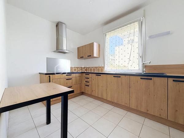 Nous vous proposons ce magnifique appartement de 3 pièces situé dans une résidence sécurisée de 1996 avec ascenseur qui se compose d'une entrée, d'un séjour double lumineux avec deux balcons, une cuisine équipée avec son cellier, deux belles chambres, une salle de bains et un WC. L'appartement dispose d'une place de parking en sous-sol et d'une cave. L'appartement est idéalement situé avec les écoles, les commerces et les transports à proximité mais également le parc de la colline aux oiseaux à 5 minutes à pieds. Le plus de cet appartement la futur ligne de tramway à 5 minutes également. Pas de travaux à prévoir pour cet appartement une visite s'impose.