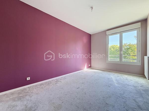 Nous vous proposons ce magnifique appartement de 3 pièces situé dans une résidence sécurisée de 1996 avec ascenseur qui se compose d'une entrée, d'un séjour double lumineux avec deux balcons, une cuisine équipée avec son cellier, deux belles chambres, une salle de bains et un WC. L'appartement dispose d'une place de parking en sous-sol et d'une cave. L'appartement est idéalement situé avec les écoles, les commerces et les transports à proximité mais également le parc de la colline aux oiseaux à 5 minutes à pieds. Le plus de cet appartement la futur ligne de tramway à 5 minutes également. Pas de travaux à prévoir pour cet appartement une visite s'impose.