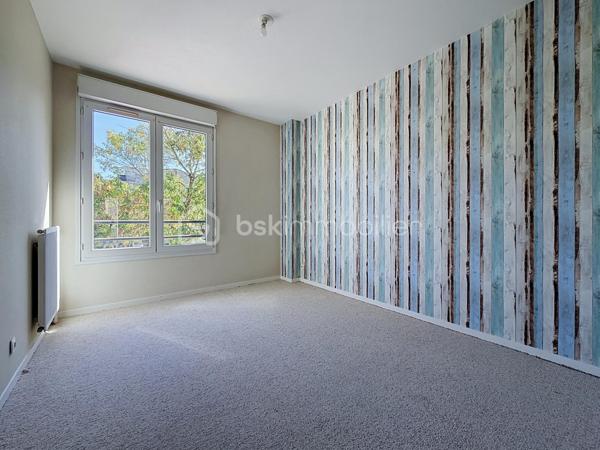 Nous vous proposons ce magnifique appartement de 3 pièces situé dans une résidence sécurisée de 1996 avec ascenseur qui se compose d'une entrée, d'un séjour double lumineux avec deux balcons, une cuisine équipée avec son cellier, deux belles chambres, une salle de bains et un WC. L'appartement dispose d'une place de parking en sous-sol et d'une cave. L'appartement est idéalement situé avec les écoles, les commerces et les transports à proximité mais également le parc de la colline aux oiseaux à 5 minutes à pieds. Le plus de cet appartement la futur ligne de tramway à 5 minutes également. Pas de travaux à prévoir pour cet appartement une visite s'impose.