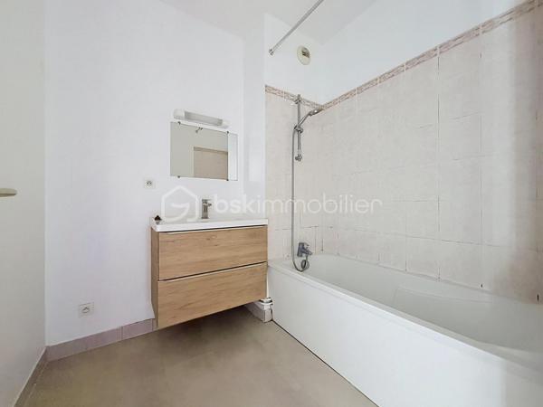 Nous vous proposons ce magnifique appartement de 3 pièces situé dans une résidence sécurisée de 1996 avec ascenseur qui se compose d'une entrée, d'un séjour double lumineux avec deux balcons, une cuisine équipée avec son cellier, deux belles chambres, une salle de bains et un WC. L'appartement dispose d'une place de parking en sous-sol et d'une cave. L'appartement est idéalement situé avec les écoles, les commerces et les transports à proximité mais également le parc de la colline aux oiseaux à 5 minutes à pieds. Le plus de cet appartement la futur ligne de tramway à 5 minutes également. Pas de travaux à prévoir pour cet appartement une visite s'impose.
