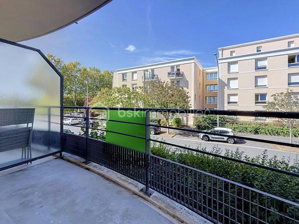 Nous vous proposons ce magnifique appartement de 3 pièces situé dans une résidence sécurisée de 1996 avec ascenseur qui se compose d'une entrée, d'un séjour double lumineux avec deux balcons, une cuisine équipée avec son cellier, deux belles chambres, une salle de bains et un WC. L'appartement dispose d'une place de parking en sous-sol et d'une cave. L'appartement est idéalement situé avec les écoles, les commerces et les transports à proximité mais également le parc de la colline aux oiseaux à 5 minutes à pieds. Le plus de cet appartement la futur ligne de tramway à 5 minutes également. Pas de travaux à prévoir pour cet appartement une visite s'impose.