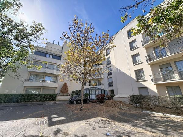 Nous vous proposons ce magnifique appartement de 3 pièces situé dans une résidence sécurisée de 1996 avec ascenseur qui se compose d'une entrée, d'un séjour double lumineux avec deux balcons, une cuisine équipée avec son cellier, deux belles chambres, une salle de bains et un WC. L'appartement dispose d'une place de parking en sous-sol et d'une cave. L'appartement est idéalement situé avec les écoles, les commerces et les transports à proximité mais également le parc de la colline aux oiseaux à 5 minutes à pieds. Le plus de cet appartement la futur ligne de tramway à 5 minutes également. Pas de travaux à prévoir pour cet appartement une visite s'impose.
