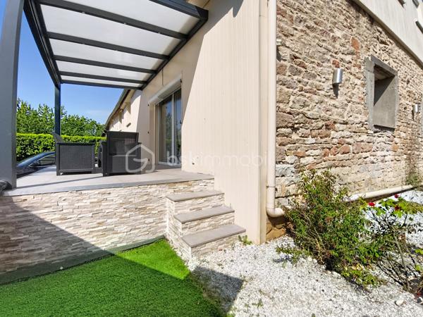 Située dans un environnement paisible, cette maison mitoyenne  des années 1950 séduira les amateurs de biens atypiques, de volumes généreux et de prestations confortables. Idéalement placée, Les Maillys.

Développant 164 m² habitables sur une parcelle de 340 m², cette maison offre une belle alliance entre authenticité, fonctionnalité et modernité.

Dès l’entrée, vous découvrez un espace indépendant avec grand placard de rangement, menant à une magnifique pièce de vie d’environ 60 m². Véritable cœur de la maison, cet espace chaleureux accueille un beau poêle à bois ainsi qu’une cuisine entièrement équipée avec plaque à induction, hotte, four, réfrigérateur et lave-vaisselle. L’ensemble s’ouvre sur une terrasse à l’avant de la maison, idéale pour profiter des beaux jours.

Cette maison se distingue par son agencement atypique et plein de charme, rythmé par quelques marches et de belles mezzanines qui structurent les espaces de nuit.

Un premier niveau dessert une spacieuse chambre avec placard, une buanderie avec dressing, ainsi qu’une salle d’eau équipée d’une grande douche à l’italienne, d’une vasque et de rangements.

Au niveau supérieur, une seconde mezzanine distribue trois chambres avec placards, dont une avec dressing privatif, ainsi qu’un dressing indépendant supplémentaire. Une deuxième salle d’eau complète cet étage avec douche, vasque, sèche-serviettes et WC.

Côté annexes, vous bénéficierez d’un grand garage carrelé avec porte motorisée, d’un atelier, ainsi que d’une pièce débarras offrant un beau potentiel d’aménagement selon vos besoins. À l’extérieur, le béton désactivé devant le garage apporte une finition soignée et pratique.

Les prestations techniques sont également au rendez-vous :
fibre optique, VMC double flux, cumulus remplacé en 2025, portail motorisé, volets électriques, fenêtres PVC double vitrage, adoucisseur d’eau… sans oublier une cave et une piscine hors-sol qui viennent parfaire l’ensemble.

Un bien rare sur le secteur, idéal pour une famille en quête d’espace, de confort et d’un cadre de vie agréable, à la campagne tout en restant proche des commodités d’Auxonne et des accès vers Dijon.

Les atouts :

Maison en pierre de taille
164 m² habitables
Pièce de vie de 60 m² avec poêle à bois
4 chambres + dressings
2 salles d’eau
Garage, atelier, cave et dépendance
Piscine hors-sol
Prestations de confort modernes
À proximité immédiate d’Auxonne
Dijon à environ 30/35 min