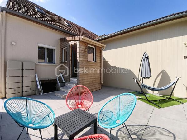 Située dans un environnement paisible, cette maison mitoyenne  des années 1950 séduira les amateurs de biens atypiques, de volumes généreux et de prestations confortables. Idéalement placée, Les Maillys.

Développant 164 m² habitables sur une parcelle de 340 m², cette maison offre une belle alliance entre authenticité, fonctionnalité et modernité.

Dès l’entrée, vous découvrez un espace indépendant avec grand placard de rangement, menant à une magnifique pièce de vie d’environ 60 m². Véritable cœur de la maison, cet espace chaleureux accueille un beau poêle à bois ainsi qu’une cuisine entièrement équipée avec plaque à induction, hotte, four, réfrigérateur et lave-vaisselle. L’ensemble s’ouvre sur une terrasse à l’avant de la maison, idéale pour profiter des beaux jours.

Cette maison se distingue par son agencement atypique et plein de charme, rythmé par quelques marches et de belles mezzanines qui structurent les espaces de nuit.

Un premier niveau dessert une spacieuse chambre avec placard, une buanderie avec dressing, ainsi qu’une salle d’eau équipée d’une grande douche à l’italienne, d’une vasque et de rangements.

Au niveau supérieur, une seconde mezzanine distribue trois chambres avec placards, dont une avec dressing privatif, ainsi qu’un dressing indépendant supplémentaire. Une deuxième salle d’eau complète cet étage avec douche, vasque, sèche-serviettes et WC.

Côté annexes, vous bénéficierez d’un grand garage carrelé avec porte motorisée, d’un atelier, ainsi que d’une pièce débarras offrant un beau potentiel d’aménagement selon vos besoins. À l’extérieur, le béton désactivé devant le garage apporte une finition soignée et pratique.

Les prestations techniques sont également au rendez-vous :
fibre optique, VMC double flux, cumulus remplacé en 2025, portail motorisé, volets électriques, fenêtres PVC double vitrage, adoucisseur d’eau… sans oublier une cave et une piscine hors-sol qui viennent parfaire l’ensemble.

Un bien rare sur le secteur, idéal pour une famille en quête d’espace, de confort et d’un cadre de vie agréable, à la campagne tout en restant proche des commodités d’Auxonne et des accès vers Dijon.

Les atouts :

Maison en pierre de taille
164 m² habitables
Pièce de vie de 60 m² avec poêle à bois
4 chambres + dressings
2 salles d’eau
Garage, atelier, cave et dépendance
Piscine hors-sol
Prestations de confort modernes
À proximité immédiate d’Auxonne
Dijon à environ 30/35 min