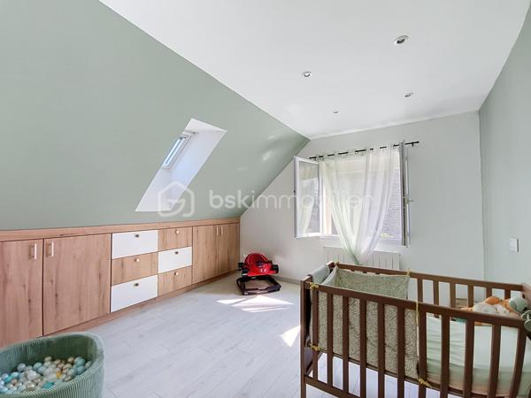 Située dans un environnement paisible, cette maison mitoyenne  des années 1950 séduira les amateurs de biens atypiques, de volumes généreux et de prestations confortables. Idéalement placée, Les Maillys.

Développant 164 m² habitables sur une parcelle de 340 m², cette maison offre une belle alliance entre authenticité, fonctionnalité et modernité.

Dès l’entrée, vous découvrez un espace indépendant avec grand placard de rangement, menant à une magnifique pièce de vie d’environ 60 m². Véritable cœur de la maison, cet espace chaleureux accueille un beau poêle à bois ainsi qu’une cuisine entièrement équipée avec plaque à induction, hotte, four, réfrigérateur et lave-vaisselle. L’ensemble s’ouvre sur une terrasse à l’avant de la maison, idéale pour profiter des beaux jours.

Cette maison se distingue par son agencement atypique et plein de charme, rythmé par quelques marches et de belles mezzanines qui structurent les espaces de nuit.

Un premier niveau dessert une spacieuse chambre avec placard, une buanderie avec dressing, ainsi qu’une salle d’eau équipée d’une grande douche à l’italienne, d’une vasque et de rangements.

Au niveau supérieur, une seconde mezzanine distribue trois chambres avec placards, dont une avec dressing privatif, ainsi qu’un dressing indépendant supplémentaire. Une deuxième salle d’eau complète cet étage avec douche, vasque, sèche-serviettes et WC.

Côté annexes, vous bénéficierez d’un grand garage carrelé avec porte motorisée, d’un atelier, ainsi que d’une pièce débarras offrant un beau potentiel d’aménagement selon vos besoins. À l’extérieur, le béton désactivé devant le garage apporte une finition soignée et pratique.

Les prestations techniques sont également au rendez-vous :
fibre optique, VMC double flux, cumulus remplacé en 2025, portail motorisé, volets électriques, fenêtres PVC double vitrage, adoucisseur d’eau… sans oublier une cave et une piscine hors-sol qui viennent parfaire l’ensemble.

Un bien rare sur le secteur, idéal pour une famille en quête d’espace, de confort et d’un cadre de vie agréable, à la campagne tout en restant proche des commodités d’Auxonne et des accès vers Dijon.

Les atouts :

Maison en pierre de taille
164 m² habitables
Pièce de vie de 60 m² avec poêle à bois
4 chambres + dressings
2 salles d’eau
Garage, atelier, cave et dépendance
Piscine hors-sol
Prestations de confort modernes
À proximité immédiate d’Auxonne
Dijon à environ 30/35 min