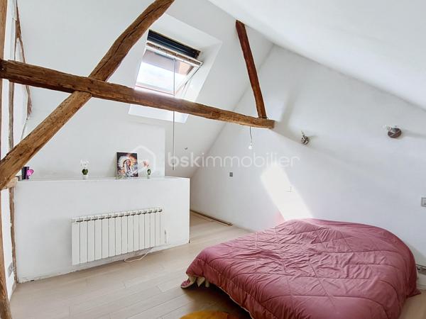 Située dans un environnement paisible, cette maison mitoyenne  des années 1950 séduira les amateurs de biens atypiques, de volumes généreux et de prestations confortables. Idéalement placée, Les Maillys.

Développant 164 m² habitables sur une parcelle de 340 m², cette maison offre une belle alliance entre authenticité, fonctionnalité et modernité.

Dès l’entrée, vous découvrez un espace indépendant avec grand placard de rangement, menant à une magnifique pièce de vie d’environ 60 m². Véritable cœur de la maison, cet espace chaleureux accueille un beau poêle à bois ainsi qu’une cuisine entièrement équipée avec plaque à induction, hotte, four, réfrigérateur et lave-vaisselle. L’ensemble s’ouvre sur une terrasse à l’avant de la maison, idéale pour profiter des beaux jours.

Cette maison se distingue par son agencement atypique et plein de charme, rythmé par quelques marches et de belles mezzanines qui structurent les espaces de nuit.

Un premier niveau dessert une spacieuse chambre avec placard, une buanderie avec dressing, ainsi qu’une salle d’eau équipée d’une grande douche à l’italienne, d’une vasque et de rangements.

Au niveau supérieur, une seconde mezzanine distribue trois chambres avec placards, dont une avec dressing privatif, ainsi qu’un dressing indépendant supplémentaire. Une deuxième salle d’eau complète cet étage avec douche, vasque, sèche-serviettes et WC.

Côté annexes, vous bénéficierez d’un grand garage carrelé avec porte motorisée, d’un atelier, ainsi que d’une pièce débarras offrant un beau potentiel d’aménagement selon vos besoins. À l’extérieur, le béton désactivé devant le garage apporte une finition soignée et pratique.

Les prestations techniques sont également au rendez-vous :
fibre optique, VMC double flux, cumulus remplacé en 2025, portail motorisé, volets électriques, fenêtres PVC double vitrage, adoucisseur d’eau… sans oublier une cave et une piscine hors-sol qui viennent parfaire l’ensemble.

Un bien rare sur le secteur, idéal pour une famille en quête d’espace, de confort et d’un cadre de vie agréable, à la campagne tout en restant proche des commodités d’Auxonne et des accès vers Dijon.

Les atouts :

Maison en pierre de taille
164 m² habitables
Pièce de vie de 60 m² avec poêle à bois
4 chambres + dressings
2 salles d’eau
Garage, atelier, cave et dépendance
Piscine hors-sol
Prestations de confort modernes
À proximité immédiate d’Auxonne
Dijon à environ 30/35 min