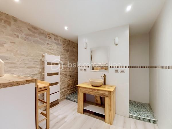 Située dans un environnement paisible, cette maison mitoyenne  des années 1950 séduira les amateurs de biens atypiques, de volumes généreux et de prestations confortables. Idéalement placée, Les Maillys.

Développant 164 m² habitables sur une parcelle de 340 m², cette maison offre une belle alliance entre authenticité, fonctionnalité et modernité.

Dès l’entrée, vous découvrez un espace indépendant avec grand placard de rangement, menant à une magnifique pièce de vie d’environ 60 m². Véritable cœur de la maison, cet espace chaleureux accueille un beau poêle à bois ainsi qu’une cuisine entièrement équipée avec plaque à induction, hotte, four, réfrigérateur et lave-vaisselle. L’ensemble s’ouvre sur une terrasse à l’avant de la maison, idéale pour profiter des beaux jours.

Cette maison se distingue par son agencement atypique et plein de charme, rythmé par quelques marches et de belles mezzanines qui structurent les espaces de nuit.

Un premier niveau dessert une spacieuse chambre avec placard, une buanderie avec dressing, ainsi qu’une salle d’eau équipée d’une grande douche à l’italienne, d’une vasque et de rangements.

Au niveau supérieur, une seconde mezzanine distribue trois chambres avec placards, dont une avec dressing privatif, ainsi qu’un dressing indépendant supplémentaire. Une deuxième salle d’eau complète cet étage avec douche, vasque, sèche-serviettes et WC.

Côté annexes, vous bénéficierez d’un grand garage carrelé avec porte motorisée, d’un atelier, ainsi que d’une pièce débarras offrant un beau potentiel d’aménagement selon vos besoins. À l’extérieur, le béton désactivé devant le garage apporte une finition soignée et pratique.

Les prestations techniques sont également au rendez-vous :
fibre optique, VMC double flux, cumulus remplacé en 2025, portail motorisé, volets électriques, fenêtres PVC double vitrage, adoucisseur d’eau… sans oublier une cave et une piscine hors-sol qui viennent parfaire l’ensemble.

Un bien rare sur le secteur, idéal pour une famille en quête d’espace, de confort et d’un cadre de vie agréable, à la campagne tout en restant proche des commodités d’Auxonne et des accès vers Dijon.

Les atouts :

Maison en pierre de taille
164 m² habitables
Pièce de vie de 60 m² avec poêle à bois
4 chambres + dressings
2 salles d’eau
Garage, atelier, cave et dépendance
Piscine hors-sol
Prestations de confort modernes
À proximité immédiate d’Auxonne
Dijon à environ 30/35 min