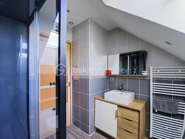 Située dans un environnement paisible, cette maison mitoyenne  des années 1950 séduira les amateurs de biens atypiques, de volumes généreux et de prestations confortables. Idéalement placée, Les Maillys.

Développant 164 m² habitables sur une parcelle de 340 m², cette maison offre une belle alliance entre authenticité, fonctionnalité et modernité.

Dès l’entrée, vous découvrez un espace indépendant avec grand placard de rangement, menant à une magnifique pièce de vie d’environ 60 m². Véritable cœur de la maison, cet espace chaleureux accueille un beau poêle à bois ainsi qu’une cuisine entièrement équipée avec plaque à induction, hotte, four, réfrigérateur et lave-vaisselle. L’ensemble s’ouvre sur une terrasse à l’avant de la maison, idéale pour profiter des beaux jours.

Cette maison se distingue par son agencement atypique et plein de charme, rythmé par quelques marches et de belles mezzanines qui structurent les espaces de nuit.

Un premier niveau dessert une spacieuse chambre avec placard, une buanderie avec dressing, ainsi qu’une salle d’eau équipée d’une grande douche à l’italienne, d’une vasque et de rangements.

Au niveau supérieur, une seconde mezzanine distribue trois chambres avec placards, dont une avec dressing privatif, ainsi qu’un dressing indépendant supplémentaire. Une deuxième salle d’eau complète cet étage avec douche, vasque, sèche-serviettes et WC.

Côté annexes, vous bénéficierez d’un grand garage carrelé avec porte motorisée, d’un atelier, ainsi que d’une pièce débarras offrant un beau potentiel d’aménagement selon vos besoins. À l’extérieur, le béton désactivé devant le garage apporte une finition soignée et pratique.

Les prestations techniques sont également au rendez-vous :
fibre optique, VMC double flux, cumulus remplacé en 2025, portail motorisé, volets électriques, fenêtres PVC double vitrage, adoucisseur d’eau… sans oublier une cave et une piscine hors-sol qui viennent parfaire l’ensemble.

Un bien rare sur le secteur, idéal pour une famille en quête d’espace, de confort et d’un cadre de vie agréable, à la campagne tout en restant proche des commodités d’Auxonne et des accès vers Dijon.

Les atouts :

Maison en pierre de taille
164 m² habitables
Pièce de vie de 60 m² avec poêle à bois
4 chambres + dressings
2 salles d’eau
Garage, atelier, cave et dépendance
Piscine hors-sol
Prestations de confort modernes
À proximité immédiate d’Auxonne
Dijon à environ 30/35 min