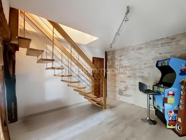 Située dans un environnement paisible, cette maison mitoyenne  des années 1950 séduira les amateurs de biens atypiques, de volumes généreux et de prestations confortables. Idéalement placée, Les Maillys.

Développant 164 m² habitables sur une parcelle de 340 m², cette maison offre une belle alliance entre authenticité, fonctionnalité et modernité.

Dès l’entrée, vous découvrez un espace indépendant avec grand placard de rangement, menant à une magnifique pièce de vie d’environ 60 m². Véritable cœur de la maison, cet espace chaleureux accueille un beau poêle à bois ainsi qu’une cuisine entièrement équipée avec plaque à induction, hotte, four, réfrigérateur et lave-vaisselle. L’ensemble s’ouvre sur une terrasse à l’avant de la maison, idéale pour profiter des beaux jours.

Cette maison se distingue par son agencement atypique et plein de charme, rythmé par quelques marches et de belles mezzanines qui structurent les espaces de nuit.

Un premier niveau dessert une spacieuse chambre avec placard, une buanderie avec dressing, ainsi qu’une salle d’eau équipée d’une grande douche à l’italienne, d’une vasque et de rangements.

Au niveau supérieur, une seconde mezzanine distribue trois chambres avec placards, dont une avec dressing privatif, ainsi qu’un dressing indépendant supplémentaire. Une deuxième salle d’eau complète cet étage avec douche, vasque, sèche-serviettes et WC.

Côté annexes, vous bénéficierez d’un grand garage carrelé avec porte motorisée, d’un atelier, ainsi que d’une pièce débarras offrant un beau potentiel d’aménagement selon vos besoins. À l’extérieur, le béton désactivé devant le garage apporte une finition soignée et pratique.

Les prestations techniques sont également au rendez-vous :
fibre optique, VMC double flux, cumulus remplacé en 2025, portail motorisé, volets électriques, fenêtres PVC double vitrage, adoucisseur d’eau… sans oublier une cave et une piscine hors-sol qui viennent parfaire l’ensemble.

Un bien rare sur le secteur, idéal pour une famille en quête d’espace, de confort et d’un cadre de vie agréable, à la campagne tout en restant proche des commodités d’Auxonne et des accès vers Dijon.

Les atouts :

Maison en pierre de taille
164 m² habitables
Pièce de vie de 60 m² avec poêle à bois
4 chambres + dressings
2 salles d’eau
Garage, atelier, cave et dépendance
Piscine hors-sol
Prestations de confort modernes
À proximité immédiate d’Auxonne
Dijon à environ 30/35 min