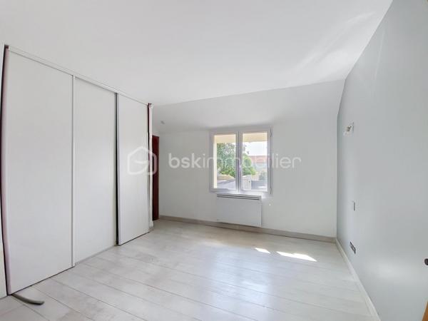 Située dans un environnement paisible, cette maison mitoyenne  des années 1950 séduira les amateurs de biens atypiques, de volumes généreux et de prestations confortables. Idéalement placée, Les Maillys.

Développant 164 m² habitables sur une parcelle de 340 m², cette maison offre une belle alliance entre authenticité, fonctionnalité et modernité.

Dès l’entrée, vous découvrez un espace indépendant avec grand placard de rangement, menant à une magnifique pièce de vie d’environ 60 m². Véritable cœur de la maison, cet espace chaleureux accueille un beau poêle à bois ainsi qu’une cuisine entièrement équipée avec plaque à induction, hotte, four, réfrigérateur et lave-vaisselle. L’ensemble s’ouvre sur une terrasse à l’avant de la maison, idéale pour profiter des beaux jours.

Cette maison se distingue par son agencement atypique et plein de charme, rythmé par quelques marches et de belles mezzanines qui structurent les espaces de nuit.

Un premier niveau dessert une spacieuse chambre avec placard, une buanderie avec dressing, ainsi qu’une salle d’eau équipée d’une grande douche à l’italienne, d’une vasque et de rangements.

Au niveau supérieur, une seconde mezzanine distribue trois chambres avec placards, dont une avec dressing privatif, ainsi qu’un dressing indépendant supplémentaire. Une deuxième salle d’eau complète cet étage avec douche, vasque, sèche-serviettes et WC.

Côté annexes, vous bénéficierez d’un grand garage carrelé avec porte motorisée, d’un atelier, ainsi que d’une pièce débarras offrant un beau potentiel d’aménagement selon vos besoins. À l’extérieur, le béton désactivé devant le garage apporte une finition soignée et pratique.

Les prestations techniques sont également au rendez-vous :
fibre optique, VMC double flux, cumulus remplacé en 2025, portail motorisé, volets électriques, fenêtres PVC double vitrage, adoucisseur d’eau… sans oublier une cave et une piscine hors-sol qui viennent parfaire l’ensemble.

Un bien rare sur le secteur, idéal pour une famille en quête d’espace, de confort et d’un cadre de vie agréable, à la campagne tout en restant proche des commodités d’Auxonne et des accès vers Dijon.

Les atouts :

Maison en pierre de taille
164 m² habitables
Pièce de vie de 60 m² avec poêle à bois
4 chambres + dressings
2 salles d’eau
Garage, atelier, cave et dépendance
Piscine hors-sol
Prestations de confort modernes
À proximité immédiate d’Auxonne
Dijon à environ 30/35 min