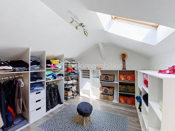 Située dans un environnement paisible, cette maison mitoyenne  des années 1950 séduira les amateurs de biens atypiques, de volumes généreux et de prestations confortables. Idéalement placée, Les Maillys.

Développant 164 m² habitables sur une parcelle de 340 m², cette maison offre une belle alliance entre authenticité, fonctionnalité et modernité.

Dès l’entrée, vous découvrez un espace indépendant avec grand placard de rangement, menant à une magnifique pièce de vie d’environ 60 m². Véritable cœur de la maison, cet espace chaleureux accueille un beau poêle à bois ainsi qu’une cuisine entièrement équipée avec plaque à induction, hotte, four, réfrigérateur et lave-vaisselle. L’ensemble s’ouvre sur une terrasse à l’avant de la maison, idéale pour profiter des beaux jours.

Cette maison se distingue par son agencement atypique et plein de charme, rythmé par quelques marches et de belles mezzanines qui structurent les espaces de nuit.

Un premier niveau dessert une spacieuse chambre avec placard, une buanderie avec dressing, ainsi qu’une salle d’eau équipée d’une grande douche à l’italienne, d’une vasque et de rangements.

Au niveau supérieur, une seconde mezzanine distribue trois chambres avec placards, dont une avec dressing privatif, ainsi qu’un dressing indépendant supplémentaire. Une deuxième salle d’eau complète cet étage avec douche, vasque, sèche-serviettes et WC.

Côté annexes, vous bénéficierez d’un grand garage carrelé avec porte motorisée, d’un atelier, ainsi que d’une pièce débarras offrant un beau potentiel d’aménagement selon vos besoins. À l’extérieur, le béton désactivé devant le garage apporte une finition soignée et pratique.

Les prestations techniques sont également au rendez-vous :
fibre optique, VMC double flux, cumulus remplacé en 2025, portail motorisé, volets électriques, fenêtres PVC double vitrage, adoucisseur d’eau… sans oublier une cave et une piscine hors-sol qui viennent parfaire l’ensemble.

Un bien rare sur le secteur, idéal pour une famille en quête d’espace, de confort et d’un cadre de vie agréable, à la campagne tout en restant proche des commodités d’Auxonne et des accès vers Dijon.

Les atouts :

Maison en pierre de taille
164 m² habitables
Pièce de vie de 60 m² avec poêle à bois
4 chambres + dressings
2 salles d’eau
Garage, atelier, cave et dépendance
Piscine hors-sol
Prestations de confort modernes
À proximité immédiate d’Auxonne
Dijon à environ 30/35 min