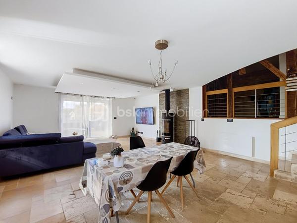 Située dans un environnement paisible, cette maison mitoyenne  des années 1950 séduira les amateurs de biens atypiques, de volumes généreux et de prestations confortables. Idéalement placée, Les Maillys.

Développant 164 m² habitables sur une parcelle de 340 m², cette maison offre une belle alliance entre authenticité, fonctionnalité et modernité.

Dès l’entrée, vous découvrez un espace indépendant avec grand placard de rangement, menant à une magnifique pièce de vie d’environ 60 m². Véritable cœur de la maison, cet espace chaleureux accueille un beau poêle à bois ainsi qu’une cuisine entièrement équipée avec plaque à induction, hotte, four, réfrigérateur et lave-vaisselle. L’ensemble s’ouvre sur une terrasse à l’avant de la maison, idéale pour profiter des beaux jours.

Cette maison se distingue par son agencement atypique et plein de charme, rythmé par quelques marches et de belles mezzanines qui structurent les espaces de nuit.

Un premier niveau dessert une spacieuse chambre avec placard, une buanderie avec dressing, ainsi qu’une salle d’eau équipée d’une grande douche à l’italienne, d’une vasque et de rangements.

Au niveau supérieur, une seconde mezzanine distribue trois chambres avec placards, dont une avec dressing privatif, ainsi qu’un dressing indépendant supplémentaire. Une deuxième salle d’eau complète cet étage avec douche, vasque, sèche-serviettes et WC.

Côté annexes, vous bénéficierez d’un grand garage carrelé avec porte motorisée, d’un atelier, ainsi que d’une pièce débarras offrant un beau potentiel d’aménagement selon vos besoins. À l’extérieur, le béton désactivé devant le garage apporte une finition soignée et pratique.

Les prestations techniques sont également au rendez-vous :
fibre optique, VMC double flux, cumulus remplacé en 2025, portail motorisé, volets électriques, fenêtres PVC double vitrage, adoucisseur d’eau… sans oublier une cave et une piscine hors-sol qui viennent parfaire l’ensemble.

Un bien rare sur le secteur, idéal pour une famille en quête d’espace, de confort et d’un cadre de vie agréable, à la campagne tout en restant proche des commodités d’Auxonne et des accès vers Dijon.

Les atouts :

Maison en pierre de taille
164 m² habitables
Pièce de vie de 60 m² avec poêle à bois
4 chambres + dressings
2 salles d’eau
Garage, atelier, cave et dépendance
Piscine hors-sol
Prestations de confort modernes
À proximité immédiate d’Auxonne
Dijon à environ 30/35 min