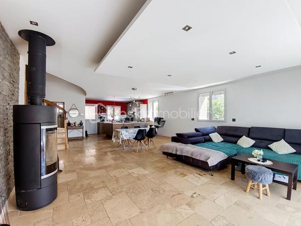 Située dans un environnement paisible, cette maison mitoyenne  des années 1950 séduira les amateurs de biens atypiques, de volumes généreux et de prestations confortables. Idéalement placée, Les Maillys.

Développant 164 m² habitables sur une parcelle de 340 m², cette maison offre une belle alliance entre authenticité, fonctionnalité et modernité.

Dès l’entrée, vous découvrez un espace indépendant avec grand placard de rangement, menant à une magnifique pièce de vie d’environ 60 m². Véritable cœur de la maison, cet espace chaleureux accueille un beau poêle à bois ainsi qu’une cuisine entièrement équipée avec plaque à induction, hotte, four, réfrigérateur et lave-vaisselle. L’ensemble s’ouvre sur une terrasse à l’avant de la maison, idéale pour profiter des beaux jours.

Cette maison se distingue par son agencement atypique et plein de charme, rythmé par quelques marches et de belles mezzanines qui structurent les espaces de nuit.

Un premier niveau dessert une spacieuse chambre avec placard, une buanderie avec dressing, ainsi qu’une salle d’eau équipée d’une grande douche à l’italienne, d’une vasque et de rangements.

Au niveau supérieur, une seconde mezzanine distribue trois chambres avec placards, dont une avec dressing privatif, ainsi qu’un dressing indépendant supplémentaire. Une deuxième salle d’eau complète cet étage avec douche, vasque, sèche-serviettes et WC.

Côté annexes, vous bénéficierez d’un grand garage carrelé avec porte motorisée, d’un atelier, ainsi que d’une pièce débarras offrant un beau potentiel d’aménagement selon vos besoins. À l’extérieur, le béton désactivé devant le garage apporte une finition soignée et pratique.

Les prestations techniques sont également au rendez-vous :
fibre optique, VMC double flux, cumulus remplacé en 2025, portail motorisé, volets électriques, fenêtres PVC double vitrage, adoucisseur d’eau… sans oublier une cave et une piscine hors-sol qui viennent parfaire l’ensemble.

Un bien rare sur le secteur, idéal pour une famille en quête d’espace, de confort et d’un cadre de vie agréable, à la campagne tout en restant proche des commodités d’Auxonne et des accès vers Dijon.

Les atouts :

Maison en pierre de taille
164 m² habitables
Pièce de vie de 60 m² avec poêle à bois
4 chambres + dressings
2 salles d’eau
Garage, atelier, cave et dépendance
Piscine hors-sol
Prestations de confort modernes
À proximité immédiate d’Auxonne
Dijon à environ 30/35 min
