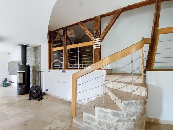 Située dans un environnement paisible, cette maison mitoyenne  des années 1950 séduira les amateurs de biens atypiques, de volumes généreux et de prestations confortables. Idéalement placée, Les Maillys.

Développant 164 m² habitables sur une parcelle de 340 m², cette maison offre une belle alliance entre authenticité, fonctionnalité et modernité.

Dès l’entrée, vous découvrez un espace indépendant avec grand placard de rangement, menant à une magnifique pièce de vie d’environ 60 m². Véritable cœur de la maison, cet espace chaleureux accueille un beau poêle à bois ainsi qu’une cuisine entièrement équipée avec plaque à induction, hotte, four, réfrigérateur et lave-vaisselle. L’ensemble s’ouvre sur une terrasse à l’avant de la maison, idéale pour profiter des beaux jours.

Cette maison se distingue par son agencement atypique et plein de charme, rythmé par quelques marches et de belles mezzanines qui structurent les espaces de nuit.

Un premier niveau dessert une spacieuse chambre avec placard, une buanderie avec dressing, ainsi qu’une salle d’eau équipée d’une grande douche à l’italienne, d’une vasque et de rangements.

Au niveau supérieur, une seconde mezzanine distribue trois chambres avec placards, dont une avec dressing privatif, ainsi qu’un dressing indépendant supplémentaire. Une deuxième salle d’eau complète cet étage avec douche, vasque, sèche-serviettes et WC.

Côté annexes, vous bénéficierez d’un grand garage carrelé avec porte motorisée, d’un atelier, ainsi que d’une pièce débarras offrant un beau potentiel d’aménagement selon vos besoins. À l’extérieur, le béton désactivé devant le garage apporte une finition soignée et pratique.

Les prestations techniques sont également au rendez-vous :
fibre optique, VMC double flux, cumulus remplacé en 2025, portail motorisé, volets électriques, fenêtres PVC double vitrage, adoucisseur d’eau… sans oublier une cave et une piscine hors-sol qui viennent parfaire l’ensemble.

Un bien rare sur le secteur, idéal pour une famille en quête d’espace, de confort et d’un cadre de vie agréable, à la campagne tout en restant proche des commodités d’Auxonne et des accès vers Dijon.

Les atouts :

Maison en pierre de taille
164 m² habitables
Pièce de vie de 60 m² avec poêle à bois
4 chambres + dressings
2 salles d’eau
Garage, atelier, cave et dépendance
Piscine hors-sol
Prestations de confort modernes
À proximité immédiate d’Auxonne
Dijon à environ 30/35 min