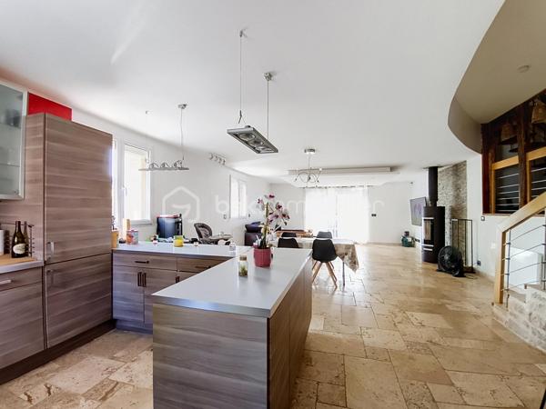 Située dans un environnement paisible, cette maison mitoyenne  des années 1950 séduira les amateurs de biens atypiques, de volumes généreux et de prestations confortables. Idéalement placée, Les Maillys.

Développant 164 m² habitables sur une parcelle de 340 m², cette maison offre une belle alliance entre authenticité, fonctionnalité et modernité.

Dès l’entrée, vous découvrez un espace indépendant avec grand placard de rangement, menant à une magnifique pièce de vie d’environ 60 m². Véritable cœur de la maison, cet espace chaleureux accueille un beau poêle à bois ainsi qu’une cuisine entièrement équipée avec plaque à induction, hotte, four, réfrigérateur et lave-vaisselle. L’ensemble s’ouvre sur une terrasse à l’avant de la maison, idéale pour profiter des beaux jours.

Cette maison se distingue par son agencement atypique et plein de charme, rythmé par quelques marches et de belles mezzanines qui structurent les espaces de nuit.

Un premier niveau dessert une spacieuse chambre avec placard, une buanderie avec dressing, ainsi qu’une salle d’eau équipée d’une grande douche à l’italienne, d’une vasque et de rangements.

Au niveau supérieur, une seconde mezzanine distribue trois chambres avec placards, dont une avec dressing privatif, ainsi qu’un dressing indépendant supplémentaire. Une deuxième salle d’eau complète cet étage avec douche, vasque, sèche-serviettes et WC.

Côté annexes, vous bénéficierez d’un grand garage carrelé avec porte motorisée, d’un atelier, ainsi que d’une pièce débarras offrant un beau potentiel d’aménagement selon vos besoins. À l’extérieur, le béton désactivé devant le garage apporte une finition soignée et pratique.

Les prestations techniques sont également au rendez-vous :
fibre optique, VMC double flux, cumulus remplacé en 2025, portail motorisé, volets électriques, fenêtres PVC double vitrage, adoucisseur d’eau… sans oublier une cave et une piscine hors-sol qui viennent parfaire l’ensemble.

Un bien rare sur le secteur, idéal pour une famille en quête d’espace, de confort et d’un cadre de vie agréable, à la campagne tout en restant proche des commodités d’Auxonne et des accès vers Dijon.

Les atouts :

Maison en pierre de taille
164 m² habitables
Pièce de vie de 60 m² avec poêle à bois
4 chambres + dressings
2 salles d’eau
Garage, atelier, cave et dépendance
Piscine hors-sol
Prestations de confort modernes
À proximité immédiate d’Auxonne
Dijon à environ 30/35 min