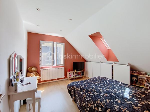 Située dans un environnement paisible, cette maison mitoyenne  des années 1950 séduira les amateurs de biens atypiques, de volumes généreux et de prestations confortables. Idéalement placée, Les Maillys.

Développant 164 m² habitables sur une parcelle de 340 m², cette maison offre une belle alliance entre authenticité, fonctionnalité et modernité.

Dès l’entrée, vous découvrez un espace indépendant avec grand placard de rangement, menant à une magnifique pièce de vie d’environ 60 m². Véritable cœur de la maison, cet espace chaleureux accueille un beau poêle à bois ainsi qu’une cuisine entièrement équipée avec plaque à induction, hotte, four, réfrigérateur et lave-vaisselle. L’ensemble s’ouvre sur une terrasse à l’avant de la maison, idéale pour profiter des beaux jours.

Cette maison se distingue par son agencement atypique et plein de charme, rythmé par quelques marches et de belles mezzanines qui structurent les espaces de nuit.

Un premier niveau dessert une spacieuse chambre avec placard, une buanderie avec dressing, ainsi qu’une salle d’eau équipée d’une grande douche à l’italienne, d’une vasque et de rangements.

Au niveau supérieur, une seconde mezzanine distribue trois chambres avec placards, dont une avec dressing privatif, ainsi qu’un dressing indépendant supplémentaire. Une deuxième salle d’eau complète cet étage avec douche, vasque, sèche-serviettes et WC.

Côté annexes, vous bénéficierez d’un grand garage carrelé avec porte motorisée, d’un atelier, ainsi que d’une pièce débarras offrant un beau potentiel d’aménagement selon vos besoins. À l’extérieur, le béton désactivé devant le garage apporte une finition soignée et pratique.

Les prestations techniques sont également au rendez-vous :
fibre optique, VMC double flux, cumulus remplacé en 2025, portail motorisé, volets électriques, fenêtres PVC double vitrage, adoucisseur d’eau… sans oublier une cave et une piscine hors-sol qui viennent parfaire l’ensemble.

Un bien rare sur le secteur, idéal pour une famille en quête d’espace, de confort et d’un cadre de vie agréable, à la campagne tout en restant proche des commodités d’Auxonne et des accès vers Dijon.

Les atouts :

Maison en pierre de taille
164 m² habitables
Pièce de vie de 60 m² avec poêle à bois
4 chambres + dressings
2 salles d’eau
Garage, atelier, cave et dépendance
Piscine hors-sol
Prestations de confort modernes
À proximité immédiate d’Auxonne
Dijon à environ 30/35 min