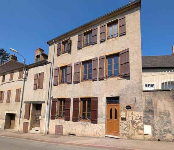 Maison en pierre de 150 m² au cœur de Charolles, idéale pour famille ou profession libérale