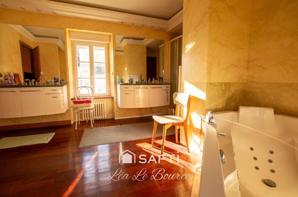 Manoir d’exception de1863 au cœur d’un parc de 2,9 hectares.