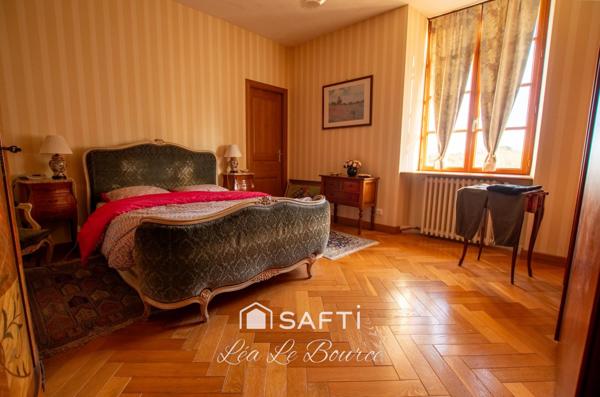 Manoir d’exception de1863 au cœur d’un parc de 2,9 hectares.