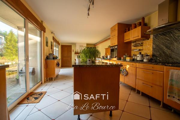 Manoir d’exception de1863 au cœur d’un parc de 2,9 hectares.