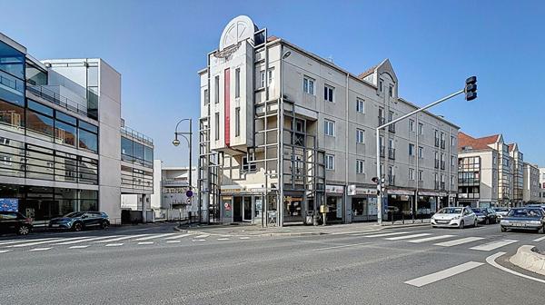 Cession de droit au bail, tous commerces hors restauration et nuisances - local de 100 m2 avec 17 m de vitrines, sur axe principal passant - proche gare de Meaux et commerces