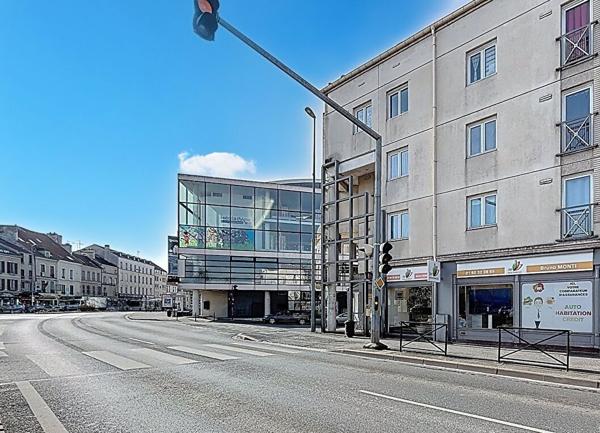 Cession de droit au bail, tous commerces hors restauration et nuisances - local de 100 m2 avec 17 m de vitrines, sur axe principal passant - proche gare de Meaux et commerces