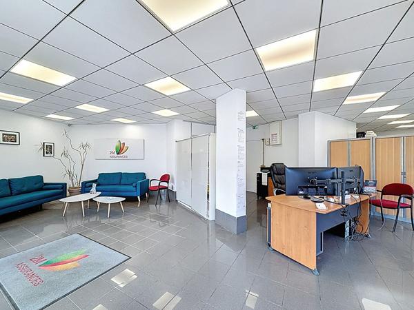 Cession de droit au bail, tous commerces hors restauration et nuisances - local de 100 m2 avec 17 m de vitrines, sur axe principal passant - proche gare de Meaux et commerces