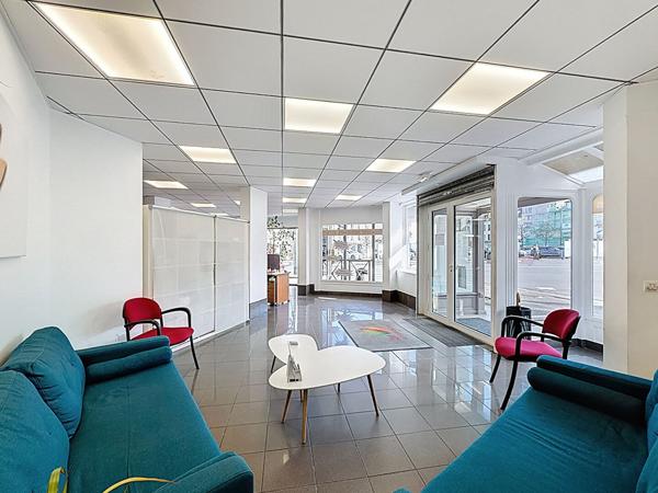 Cession de droit au bail, tous commerces hors restauration et nuisances - local de 100 m2 avec 17 m de vitrines, sur axe principal passant - proche gare de Meaux et commerces