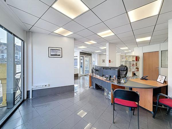 Cession de droit au bail, tous commerces hors restauration et nuisances - local de 100 m2 avec 17 m de vitrines, sur axe principal passant - proche gare de Meaux et commerces