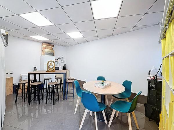 Cession de droit au bail, tous commerces hors restauration et nuisances - local de 100 m2 avec 17 m de vitrines, sur axe principal passant - proche gare de Meaux et commerces