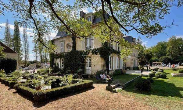 Beau château du XVIIIe siècle avec dépendances, incluant une salle de réception, situé dans l'Orne.