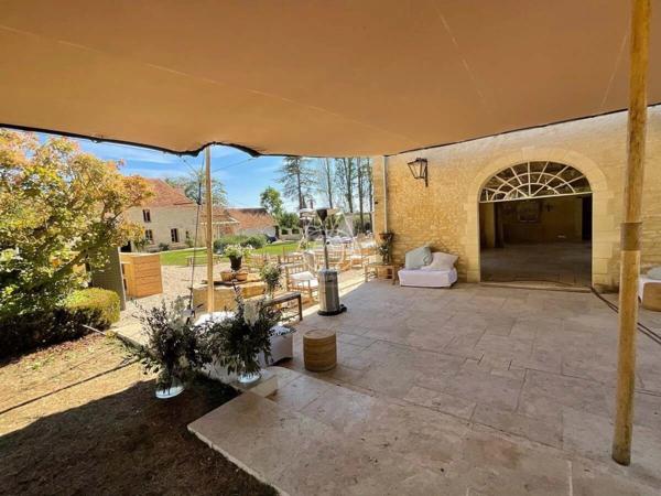Beau château du XVIIIe siècle avec dépendances, incluant une salle de réception, situé dans l'Orne.