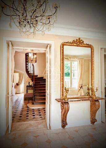 Beau château du XVIIIe siècle avec dépendances, incluant une salle de réception, situé dans l'Orne.