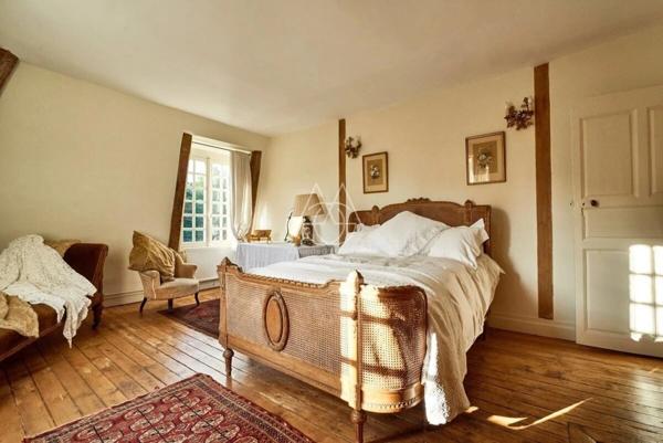 Beau château du XVIIIe siècle avec dépendances, incluant une salle de réception, situé dans l'Orne.